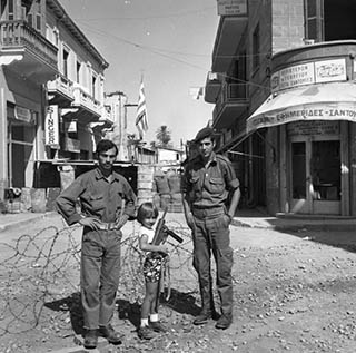1963-The-barricades-go-up-at-the-bottom-of-Ledra-Street-at-the-end-of-1963